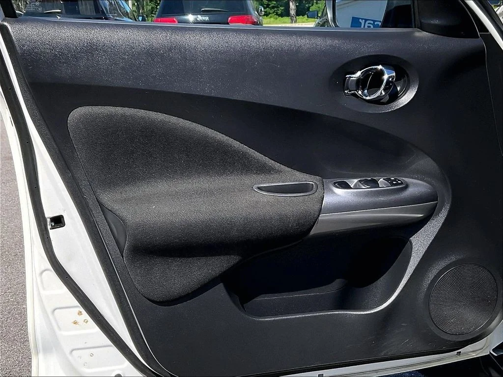 Used 2016 White Nissan SV image 9