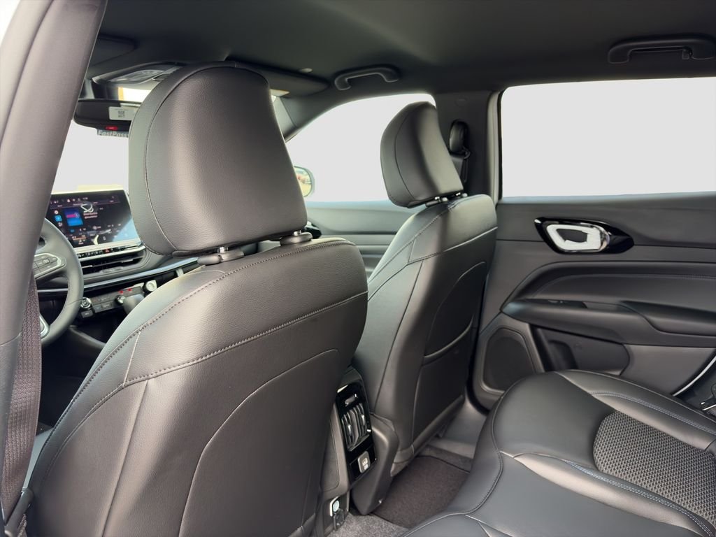 New 2026 Bright White Clearcoat Jeep Latitude image 18