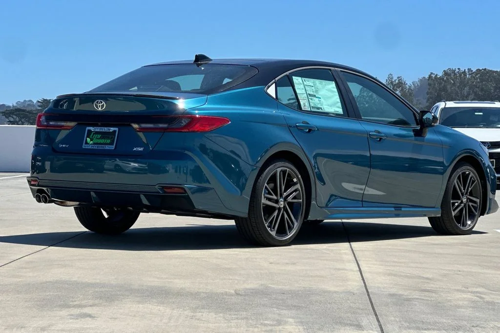 New 2026 Ocean Gem with Midnight Black Metallic roof <sup>1</sup> Toyota  XSE image 4