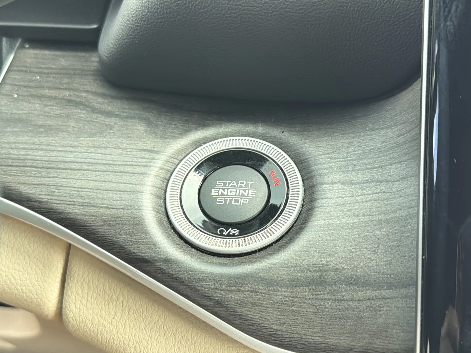 Certified Used 2023 Metallic Jeep Limited image 9