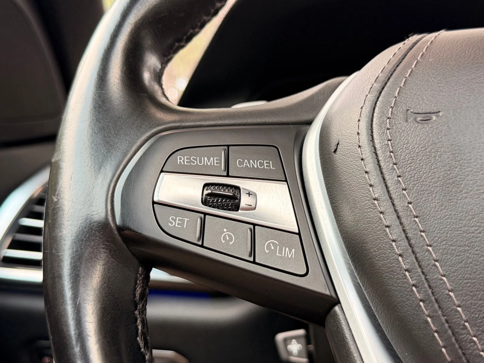 Used 2019 Mineral White Metallic BMW xDrive40i image 23