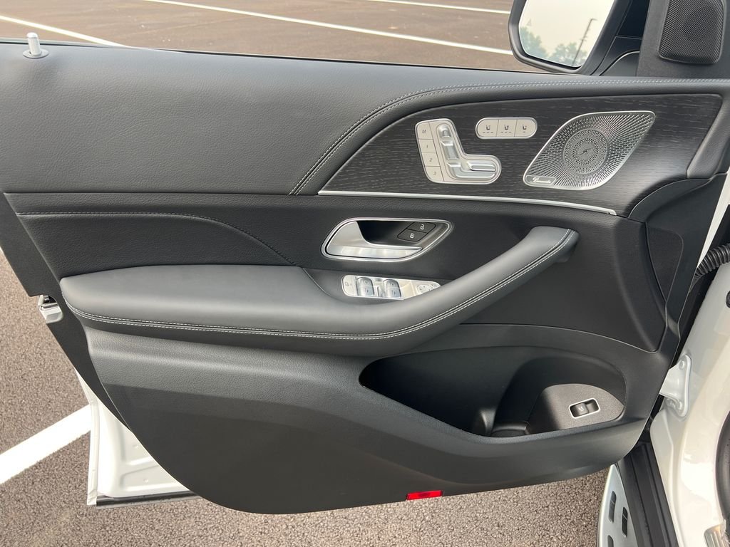 New 2026 MANUFAKTUR Moonlight White Metallic Mercedes-Benz GLS 450 image 10