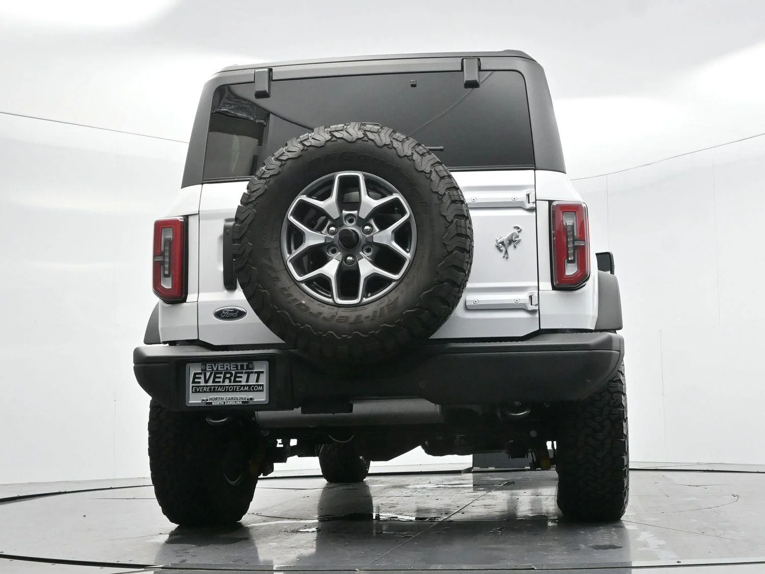 Used 2025 Oxford White Ford Badlands image 50
