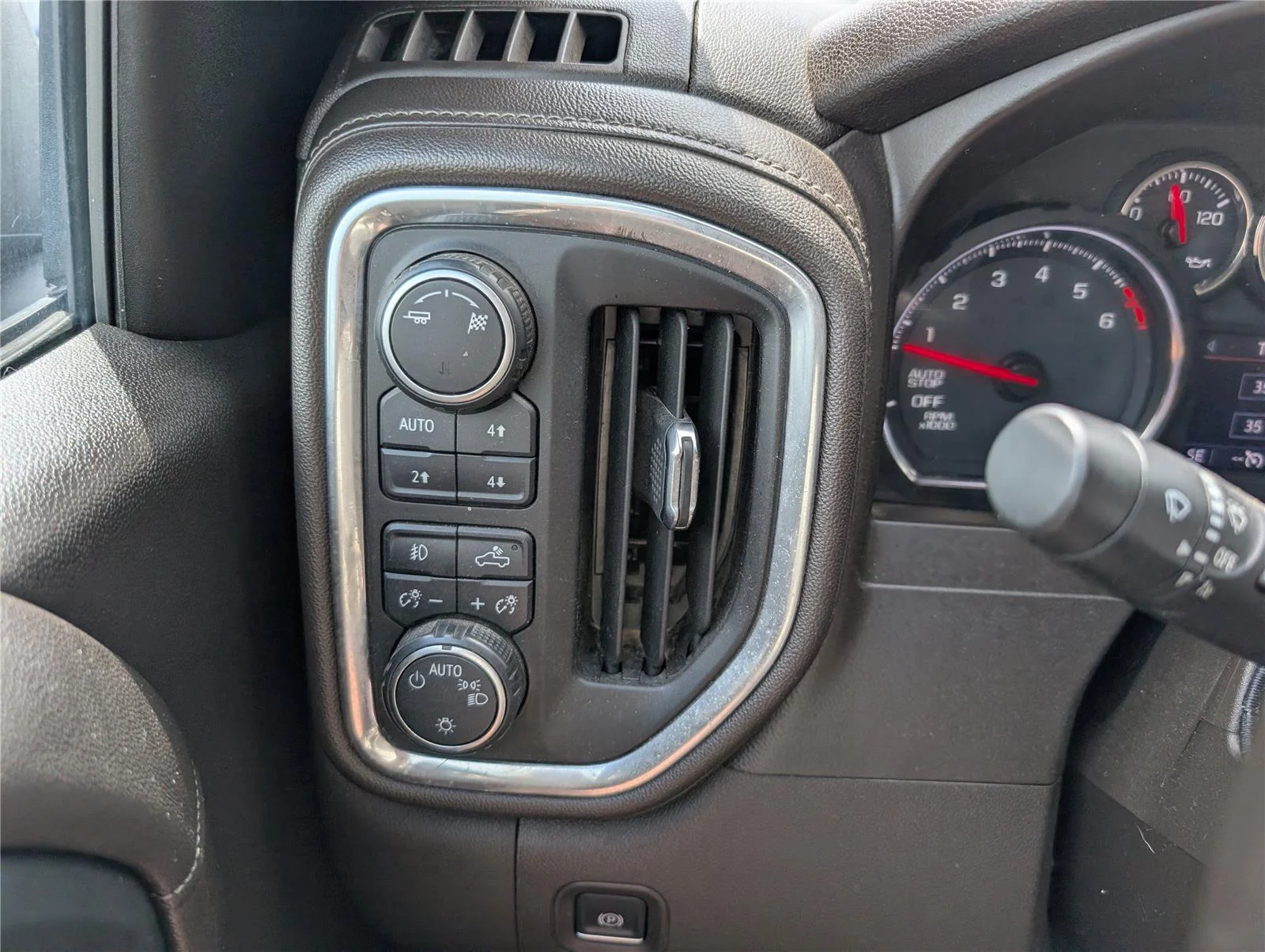 Used 2019 HAVANA BROWN METALLIC Chevrolet RST image 23