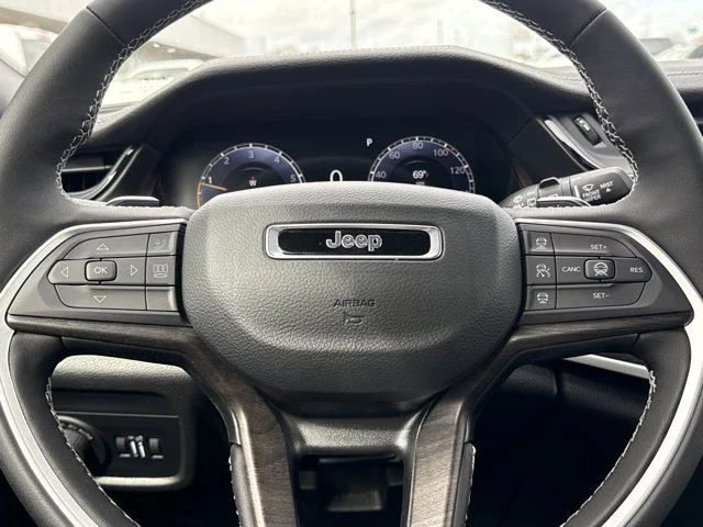 New 2026 Bright White Clear-Coat Exterior Paint Jeep Altitude image 17