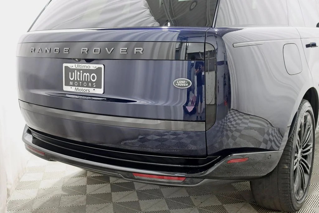 Used 2023  Land Rover SE image 13