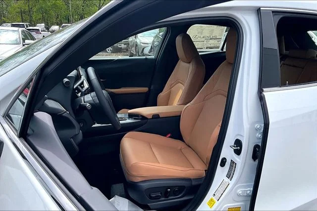 New 2026 Ultra White Lexus 300h Premium image 9