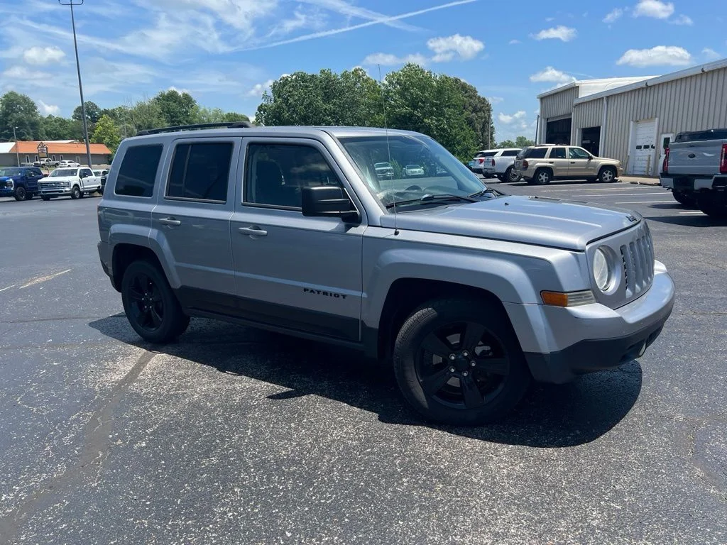 Used 2015 Billet Silver Metallic Clearcoat Jeep Sport image 2