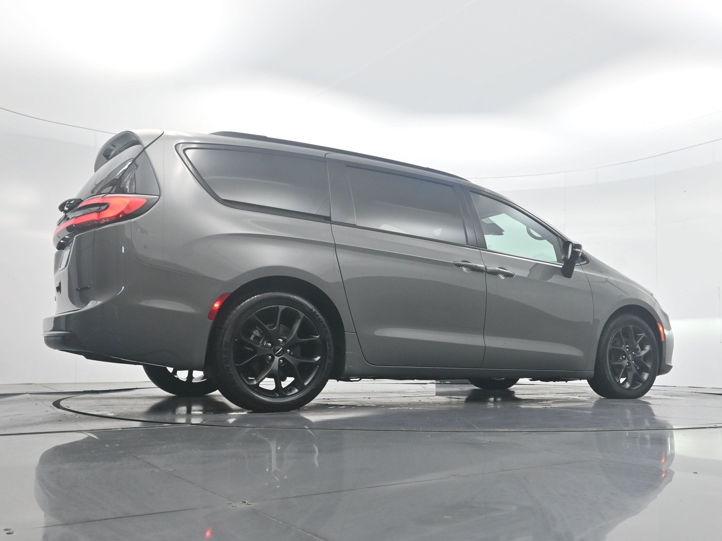 Used 2025 Ceramic Gray Clearcoat Chrysler Limited image 29