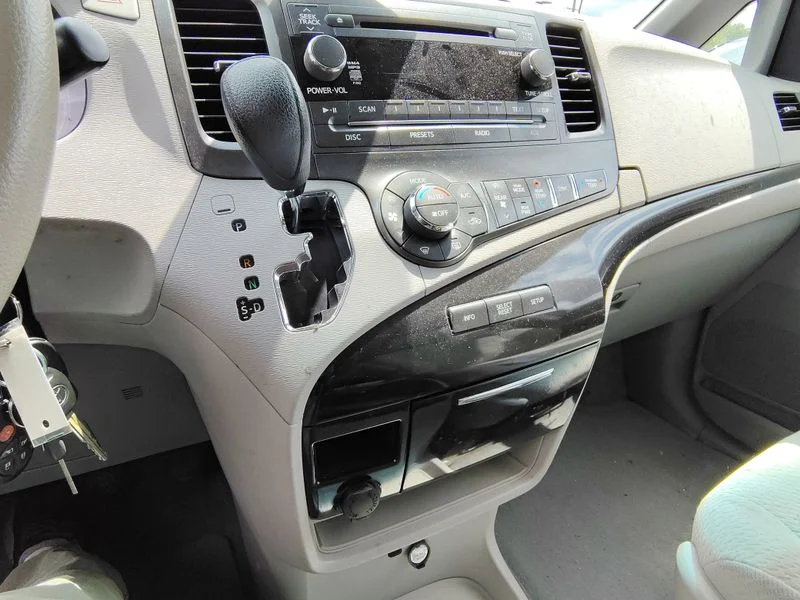 Used 2014 Silver Toyota LE image 18