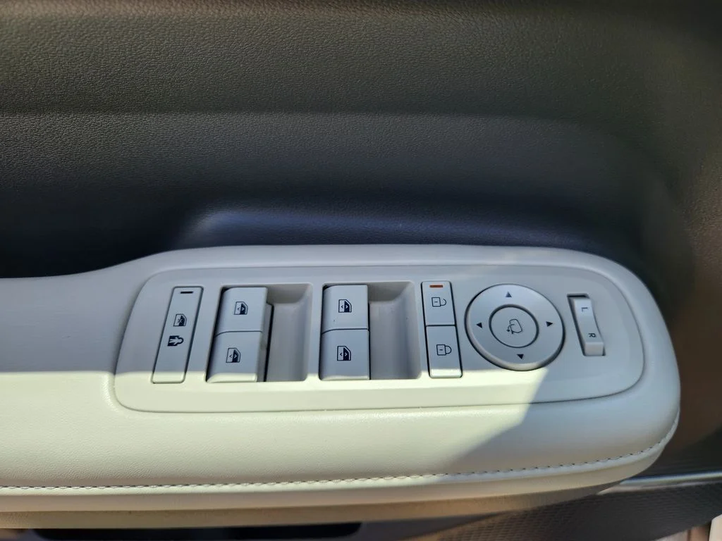 Used 2025 Serenity White Hyundai Calligraphy image 22