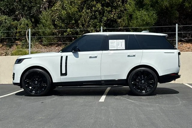 Used 2023 White Land Rover Autobiography image 2