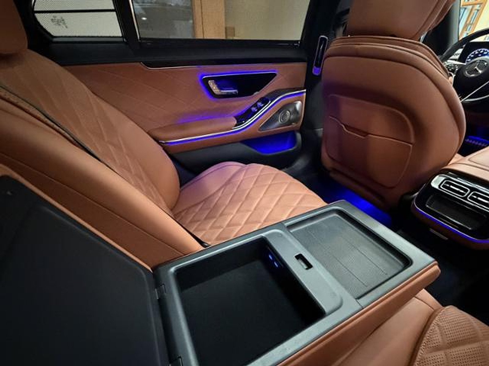 Certified Used 2026 Obsidian Black Metallic Mercedes-Benz 4MATIC® image 39