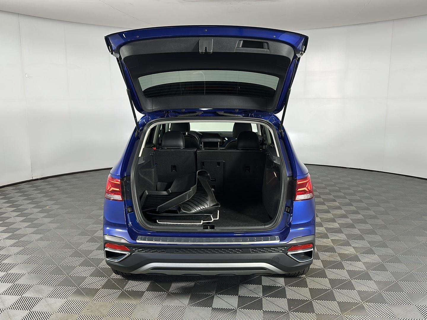 Used 2023 Dusk Blue Metallic Volkswagen SE image 15