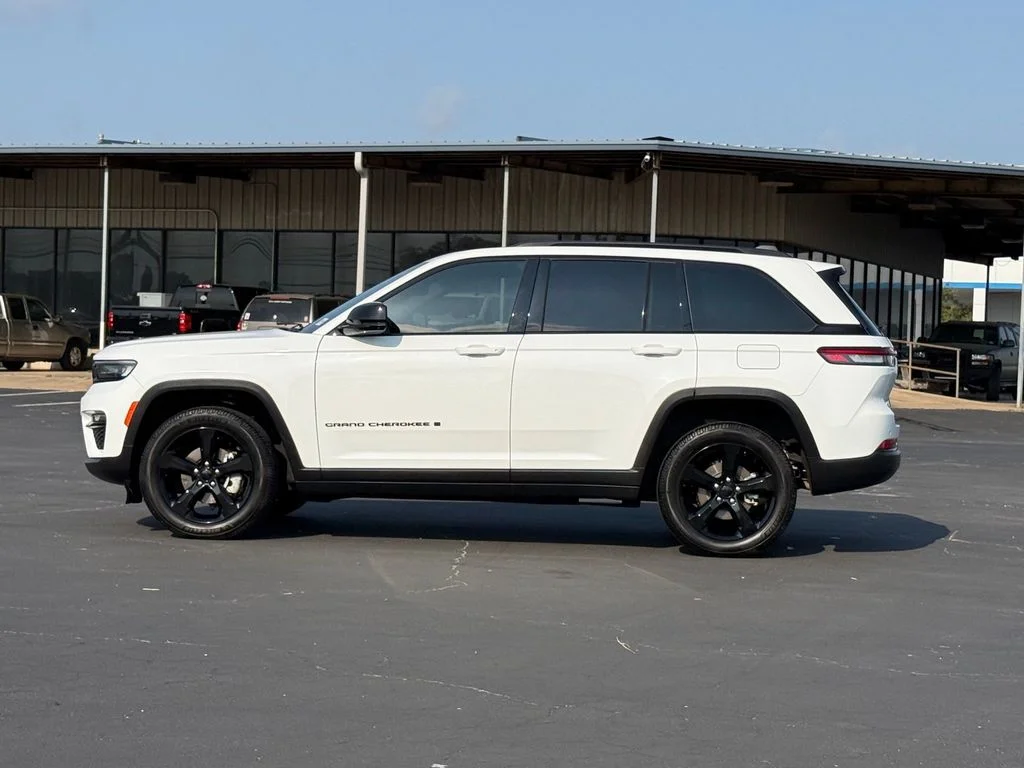 Used 2024 White Jeep Limited image 2