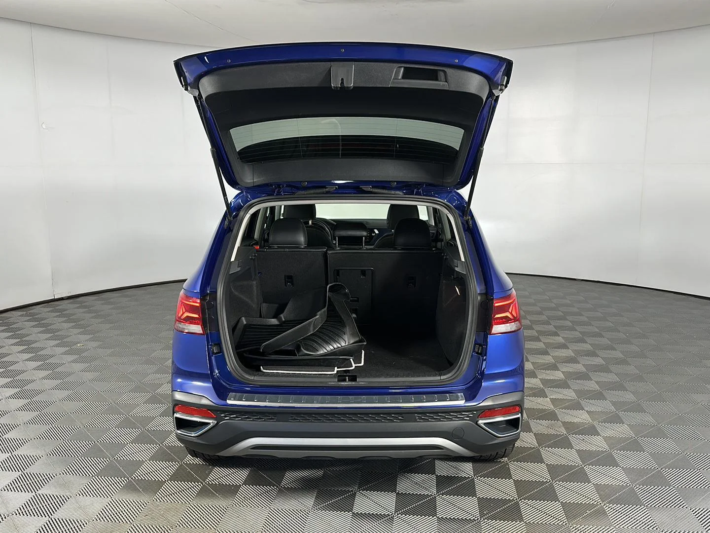 Used 2023 Dusk Blue Metallic Volkswagen SE image 15