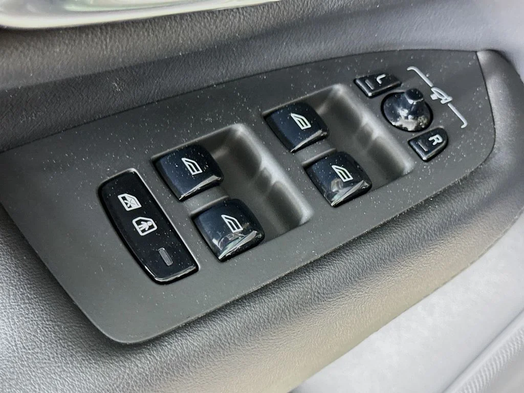 Certified Used 2025 Gold Volvo B5 Core image 18