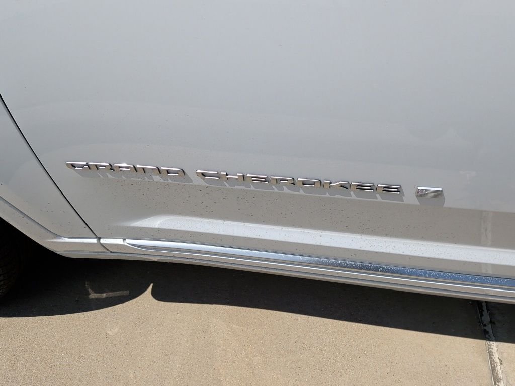 Used 2025 White Jeep Summit image 11