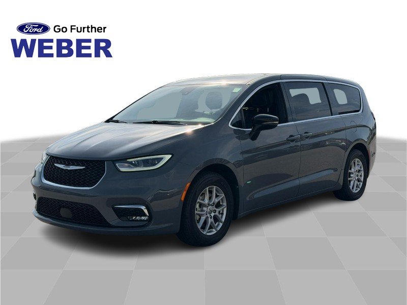 Used 2025 Ceramic Gray Clearcoat Chrysler Select FWD image 1