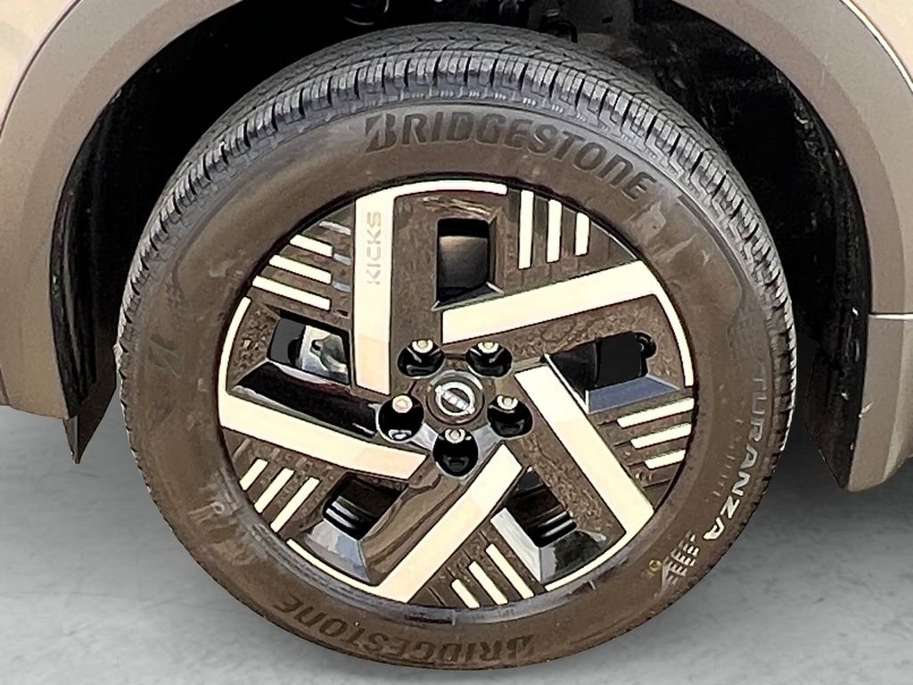 New 2026 Gun Metallic / Scarlet Ember Tintcoat Two-tone Nissan SV image 24