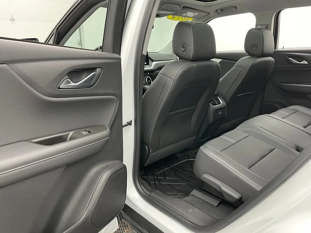 Used 2024 Summit White Chevrolet 3LT image 38