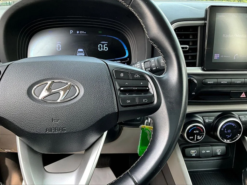 Used 2023 White Hyundai SEL image 11