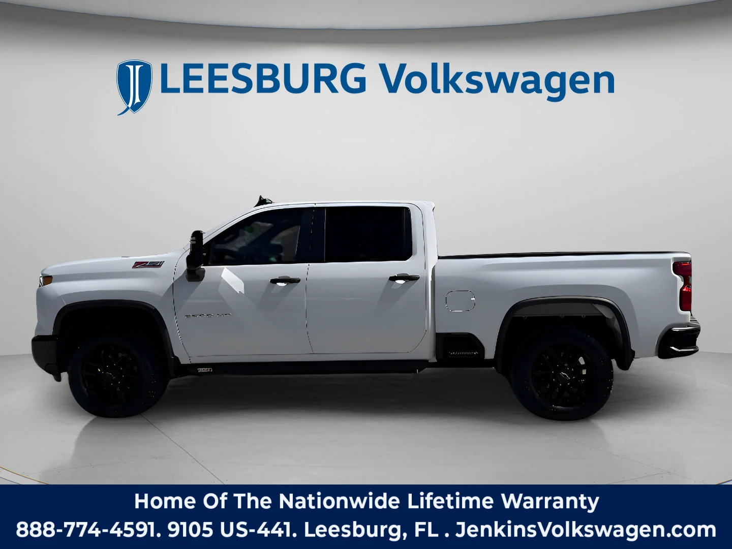 Used 2025 Summit White Chevrolet Custom image 9