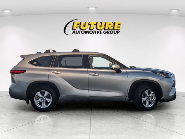 Used 2022 Silver Toyota LE image 3
