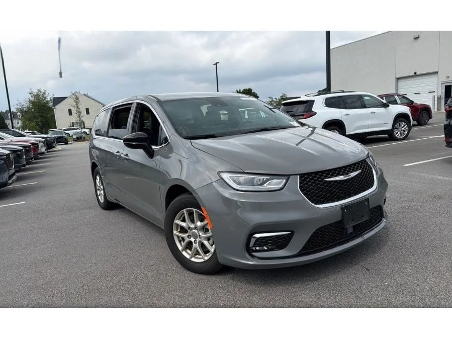 Used 2025 Ceramic Gray Clearcoat Chrysler Select image 3