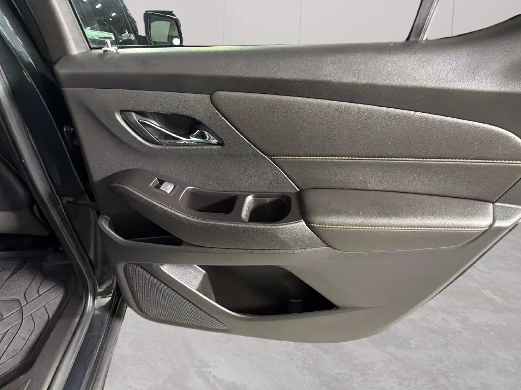 Used 2020 GRAPHITE METALLIC Chevrolet RS image 35