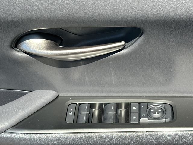 2026 Lexus UX Hybrid 300h - Photo 11