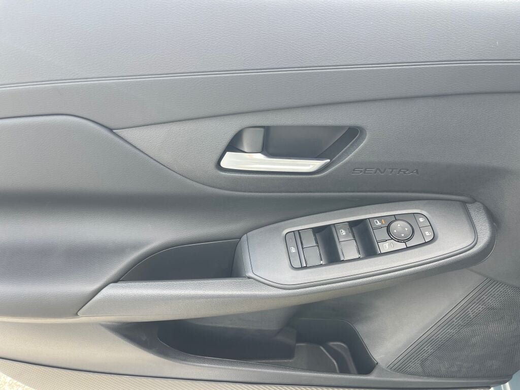 New 2027 Atlantic Gray Metallic Nissan SV image 7