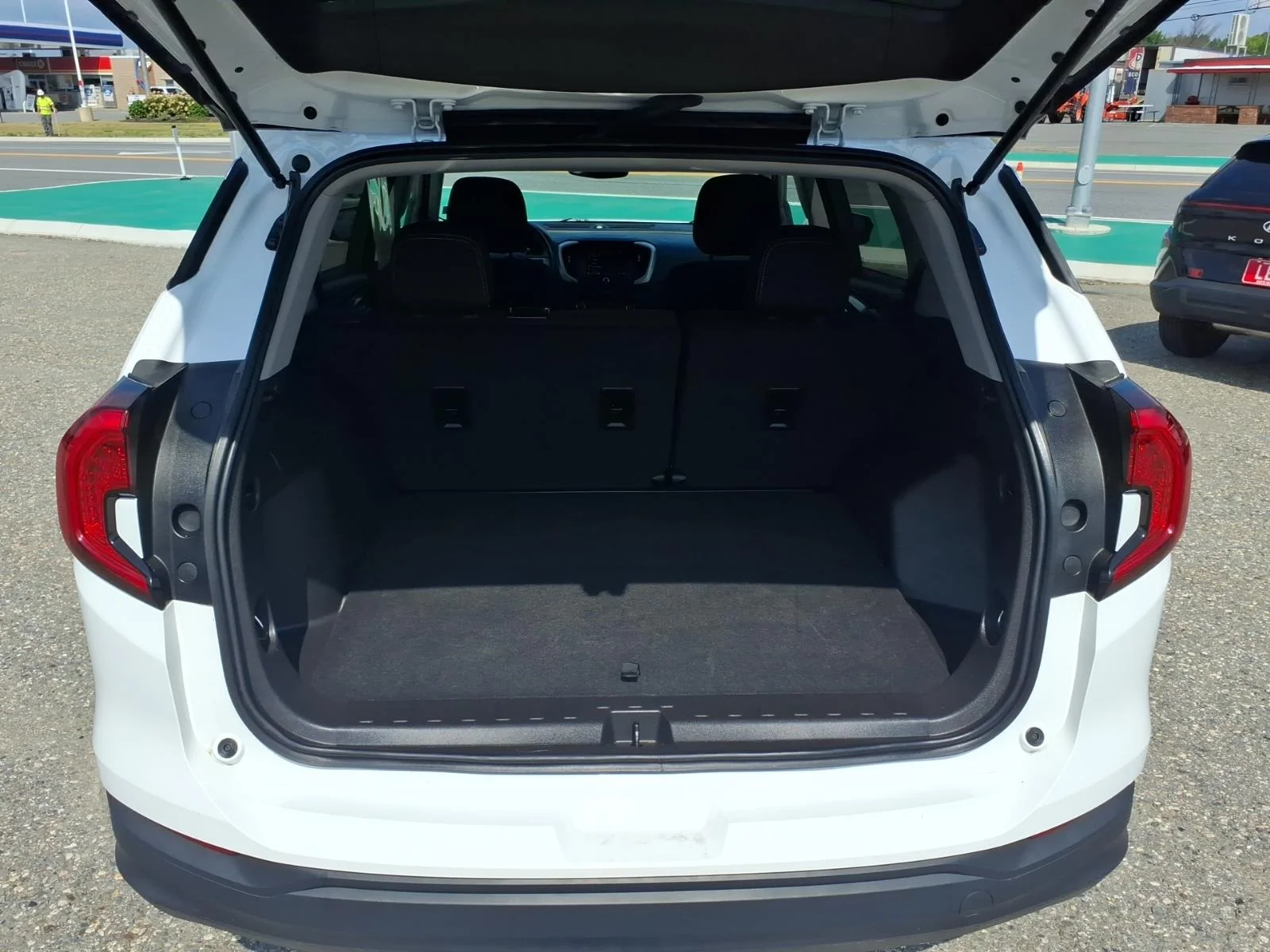 Used 2024 Summit White GMC SLE image 13