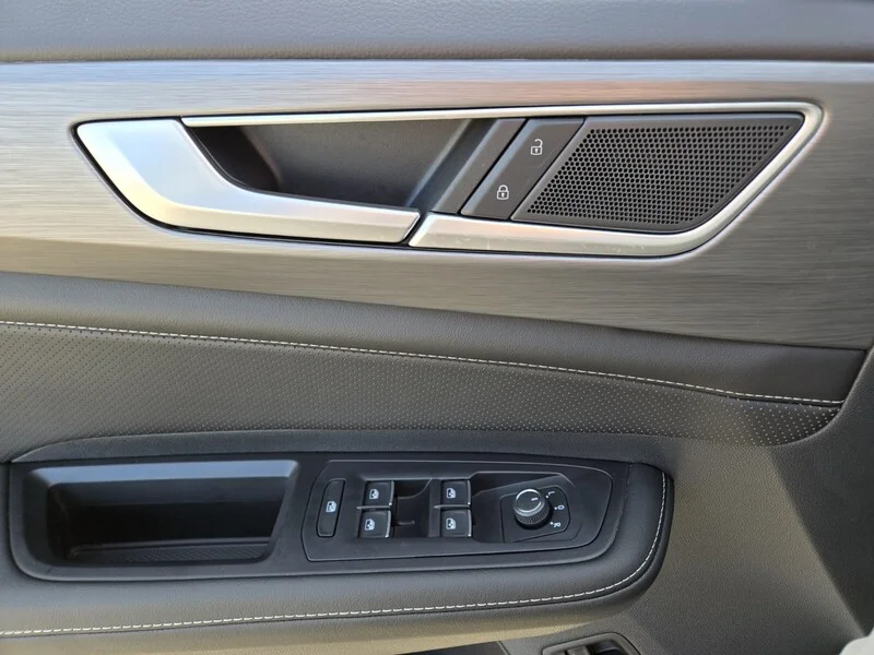 New 2025 White Volkswagen 2.0T SE w/Technology image 9