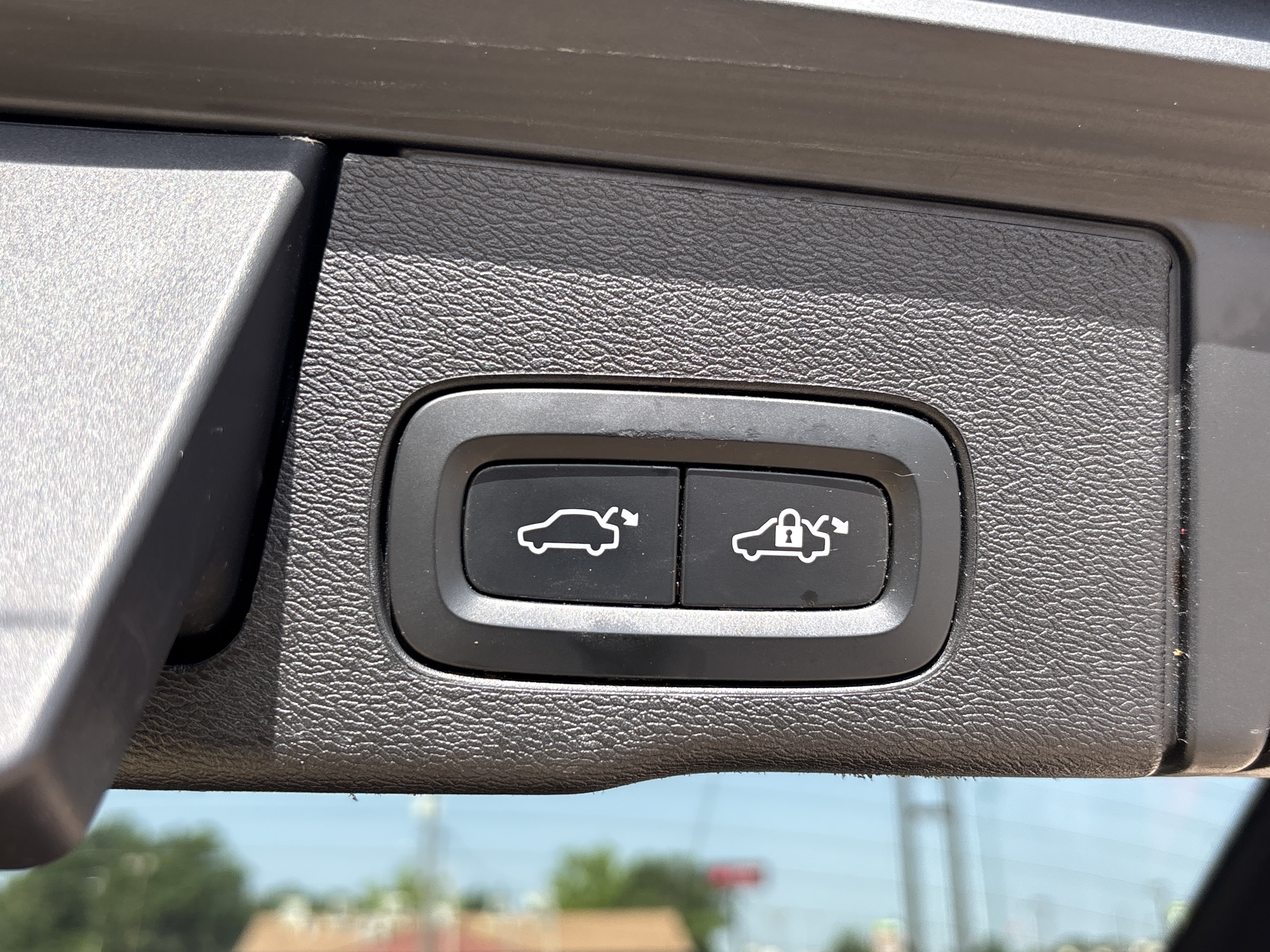Used 2022 Onyx Black Metallic Volvo Momentum image 8