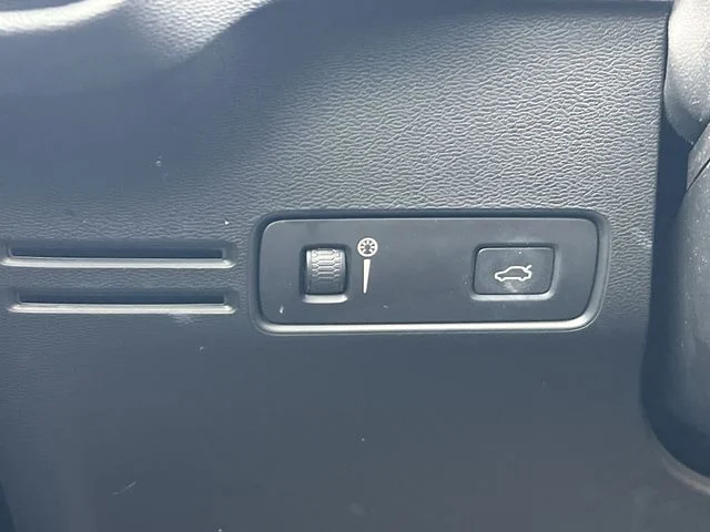 Used 2019 White Volvo T5 Inscription image 22