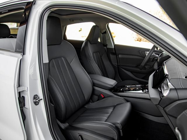 Used 2025 Glacier White Audi  image 27