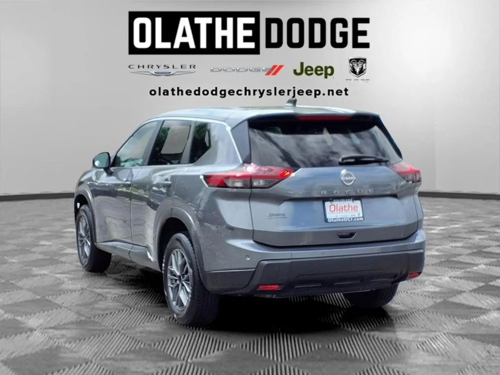 Used 2024 Gray Nissan S image 3