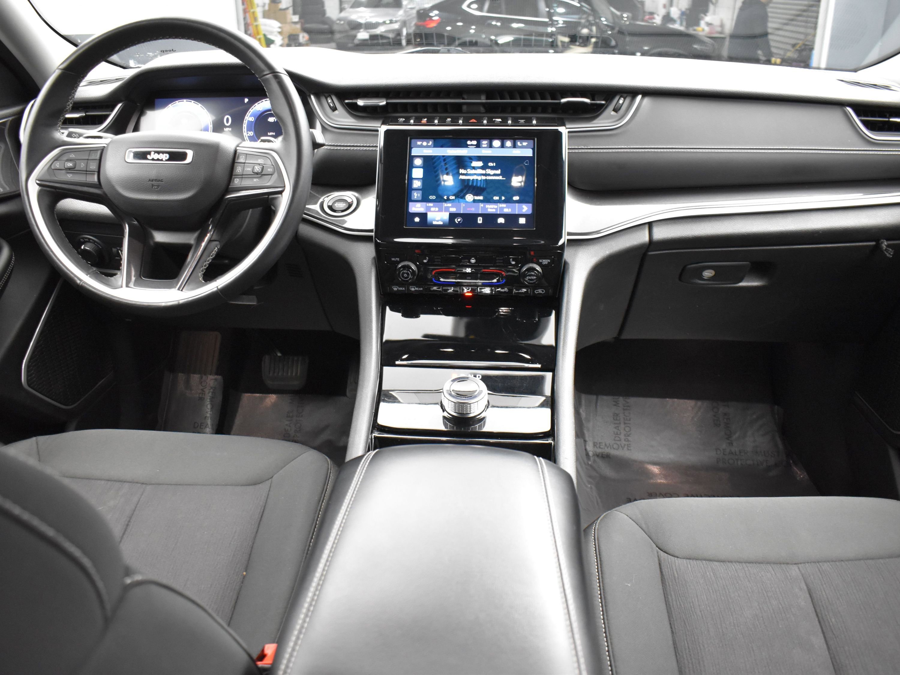 Used 2022 Diamond Black Crystal Pearlcoat Jeep Laredo image 19
