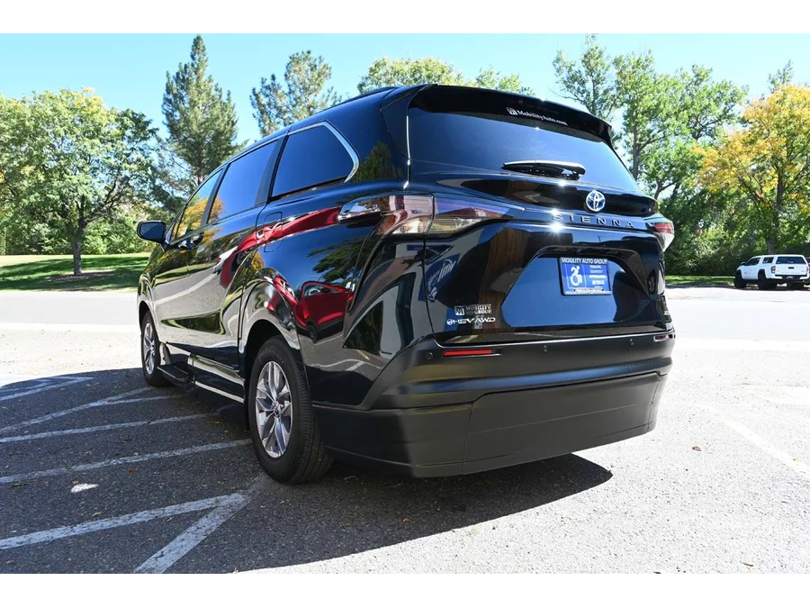 2025 Toyota Sienna XLE - Photo 8