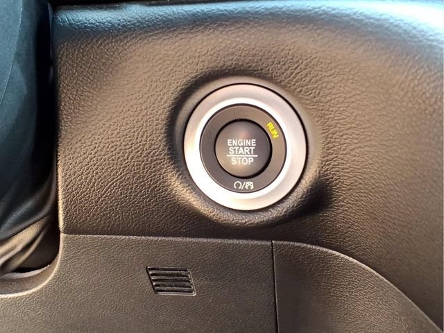 Used 2025  Chrysler Select image 13
