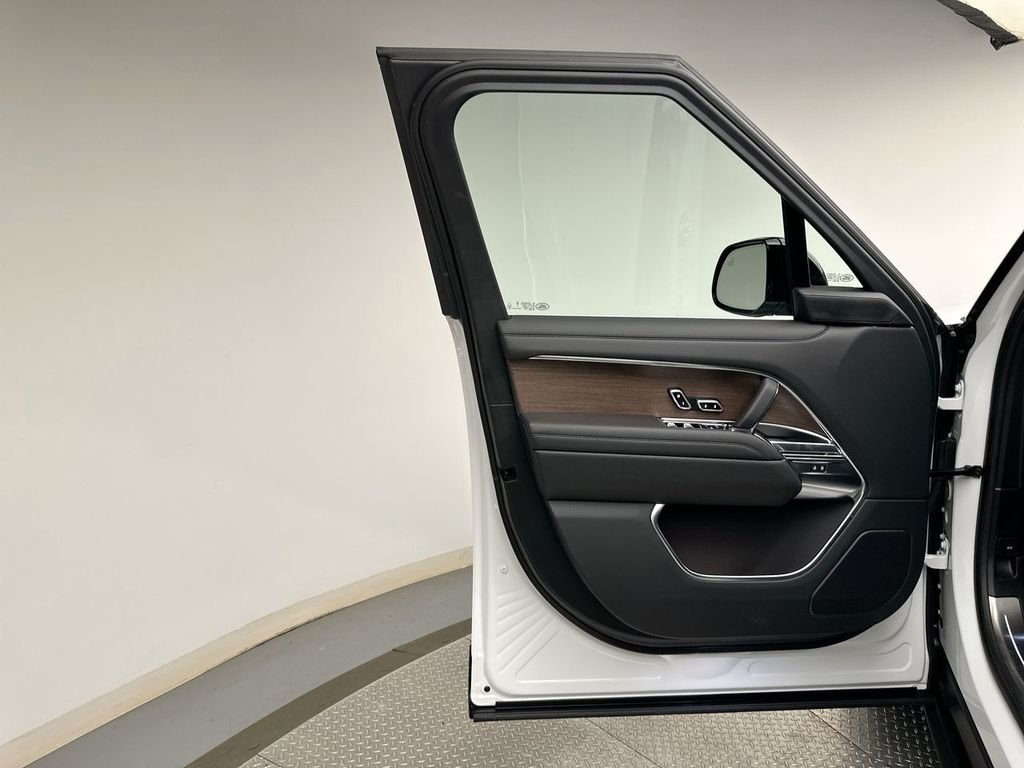 New 2027 Fuji White Land Rover SE image 9