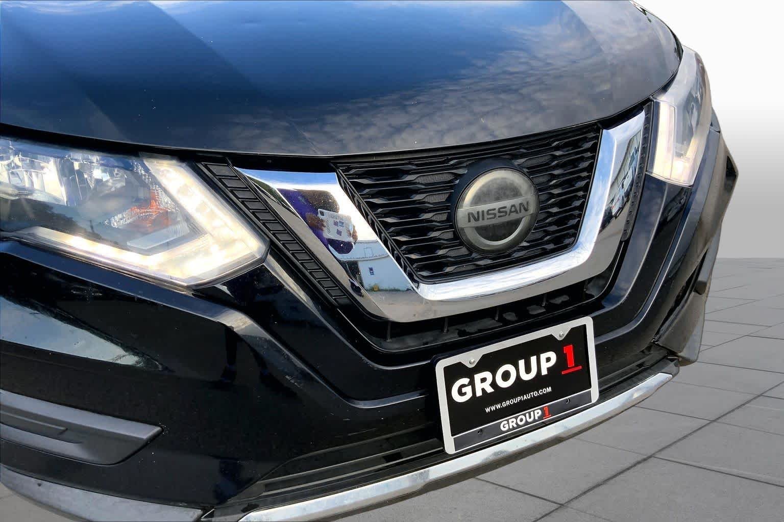 Used 2018 Magnetic Black Nissan S image 30