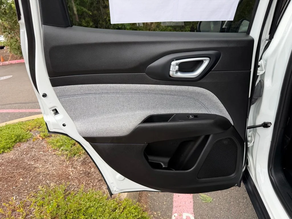 Used 2024 White Jeep Latitude image 28