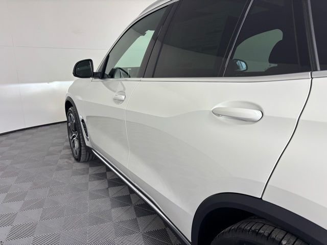 New 2026 White BMW xDrive40i image 10