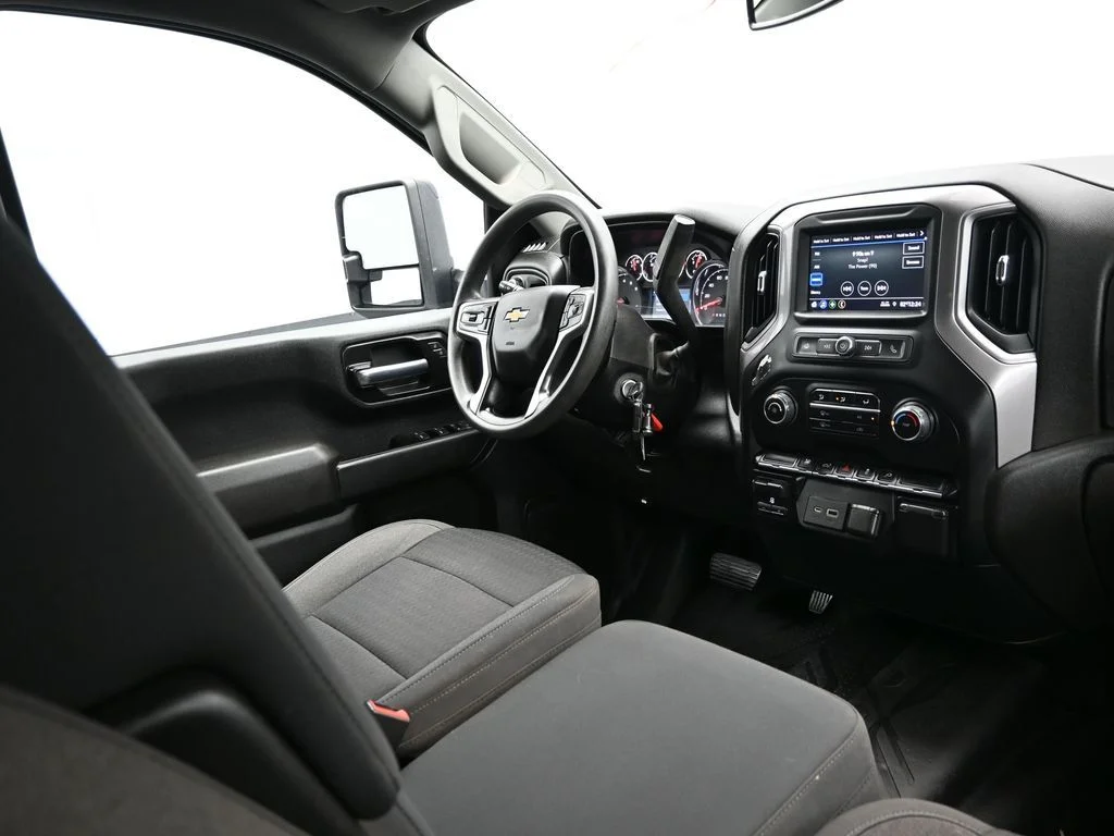 Used 2022 White Chevrolet Custom image 17