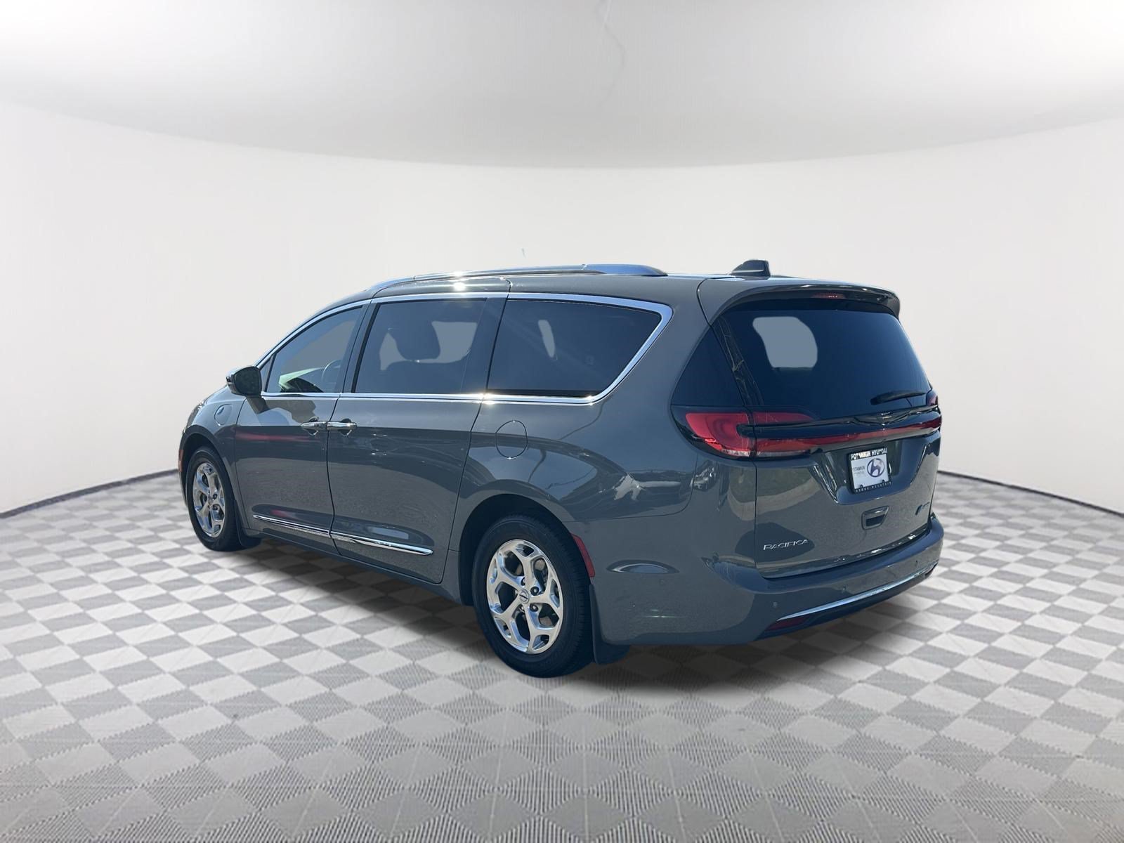 Used 2021 Ceramic Gray Clearcoat Chrysler Hybrid Limited image 7