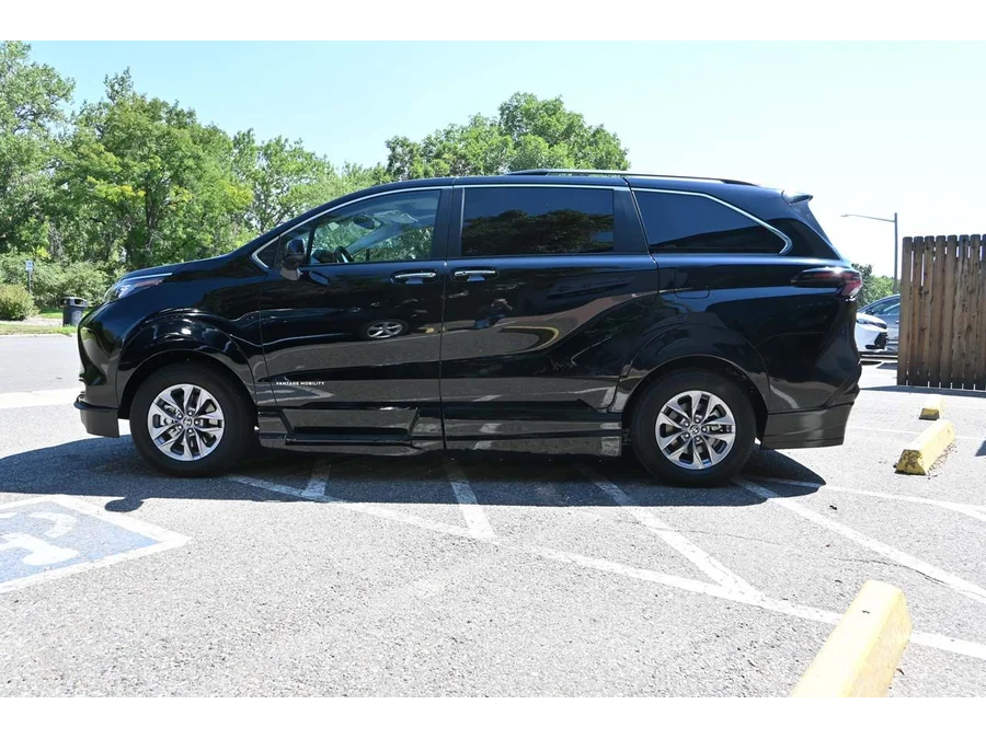 2025 Toyota Sienna XLE - Photo 9