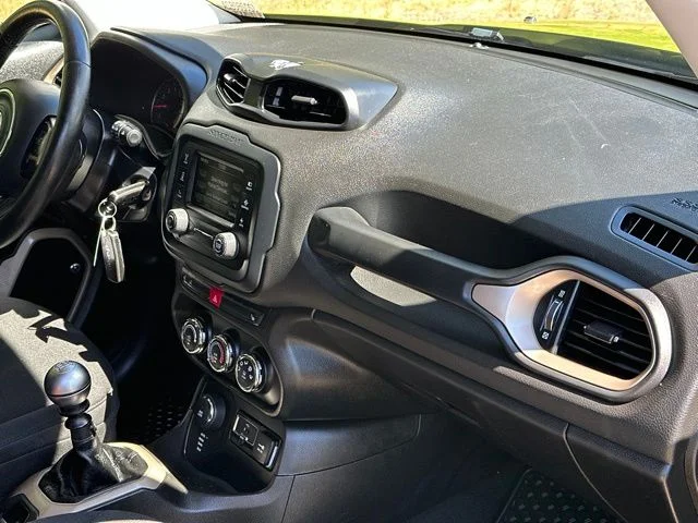 Used 2016 Jungle Green Jeep Latitude image 27