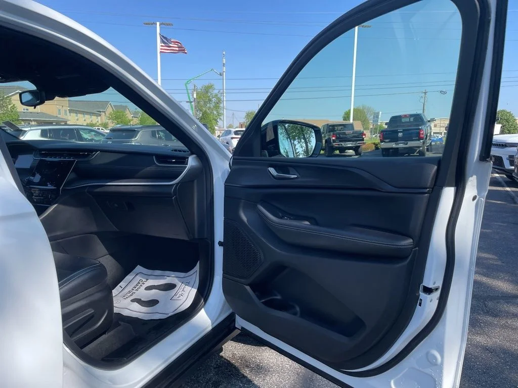 Used 2024 White Jeep Altitude image 36